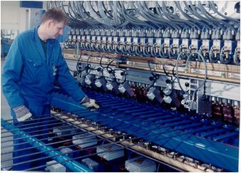 Ручная подача продольного прутка арматуры в первую позицию для сварки при длине более 1600 мм (машина сварки сетки IDEAL-Werk)